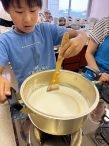 夏休み小学生ワークショップ～大豆から豆腐を作ろう～